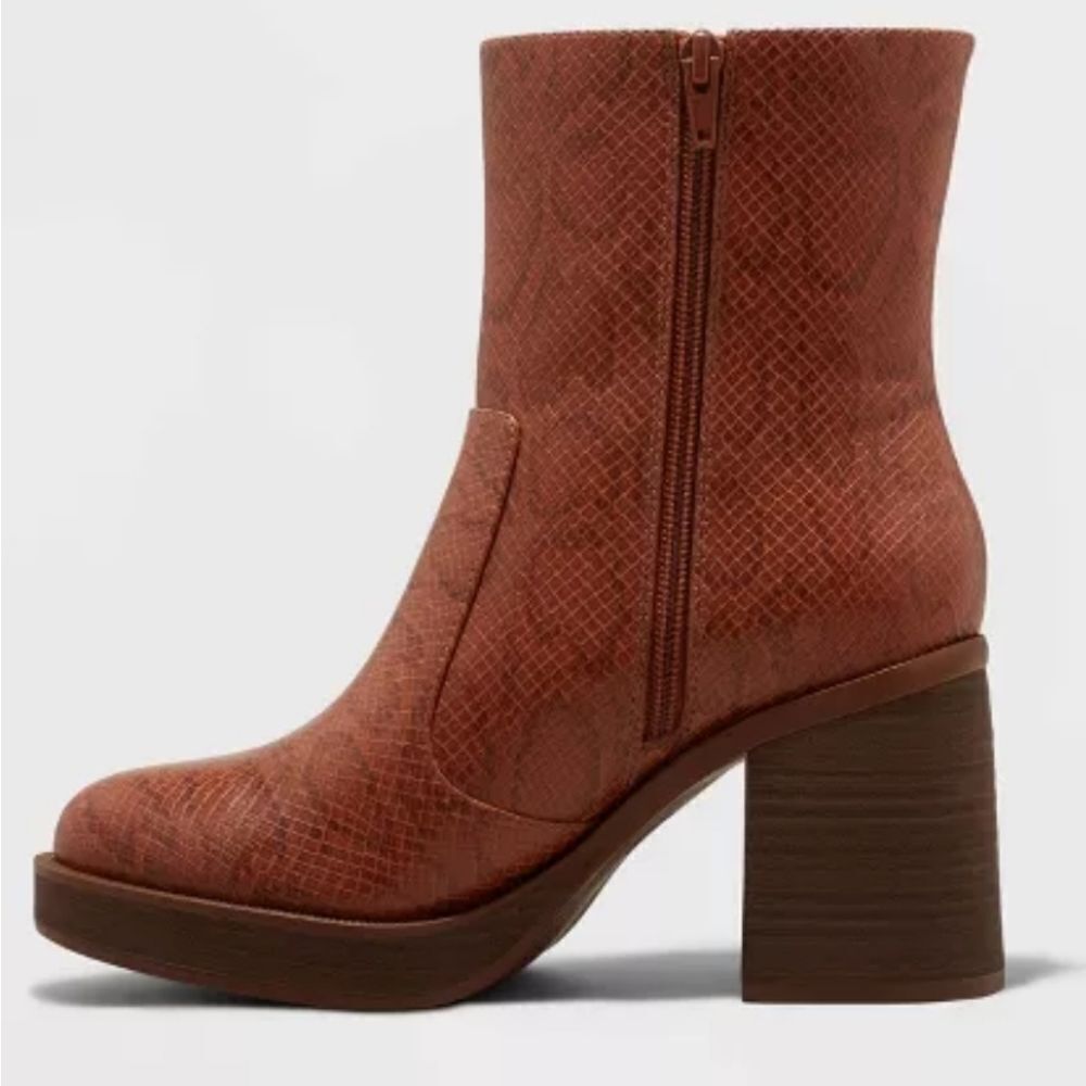 Women's Jenna Platform Boots with Memory Foam Insole - Universal Thread - Picture 2 of 4